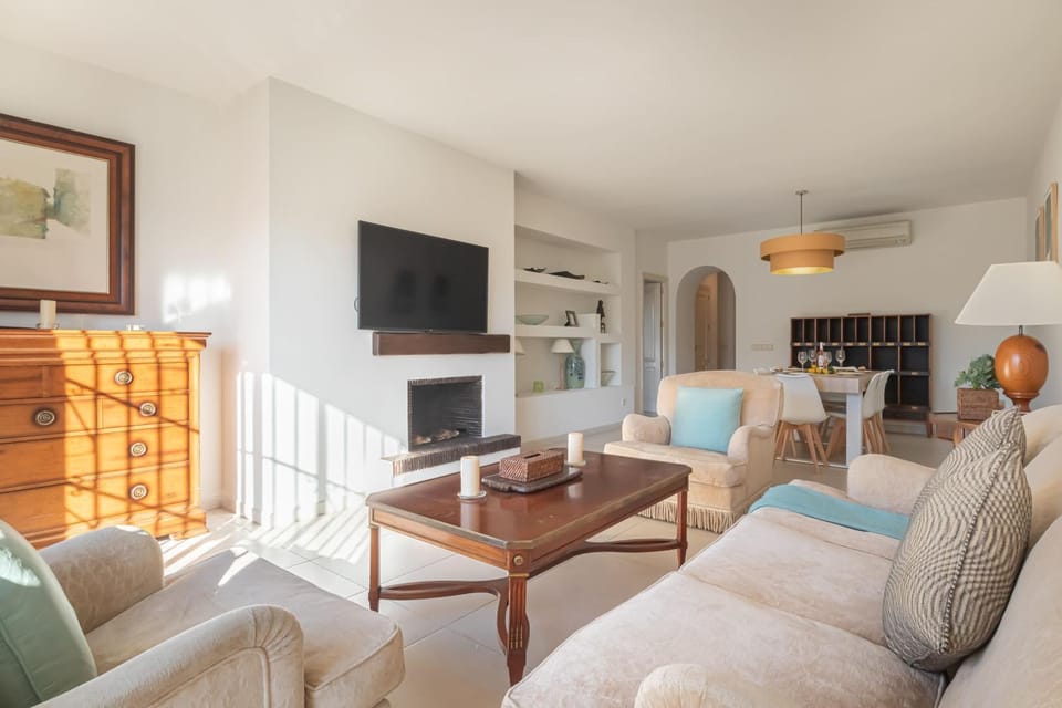 TV and multimedia, Living room, Seating area, Dining area, air conditioner