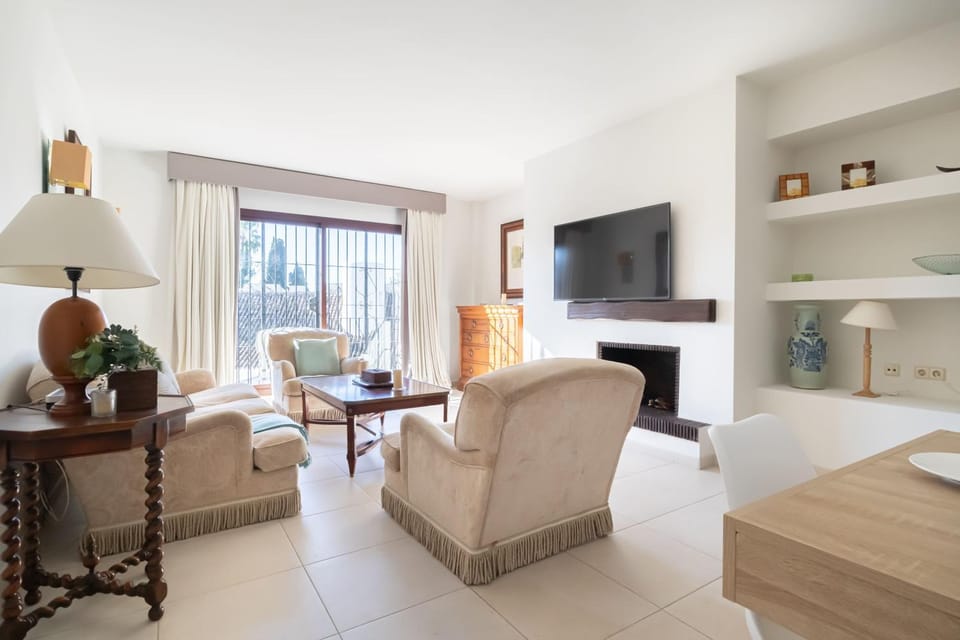 TV and multimedia, Living room, Seating area, Dining area, air conditioner