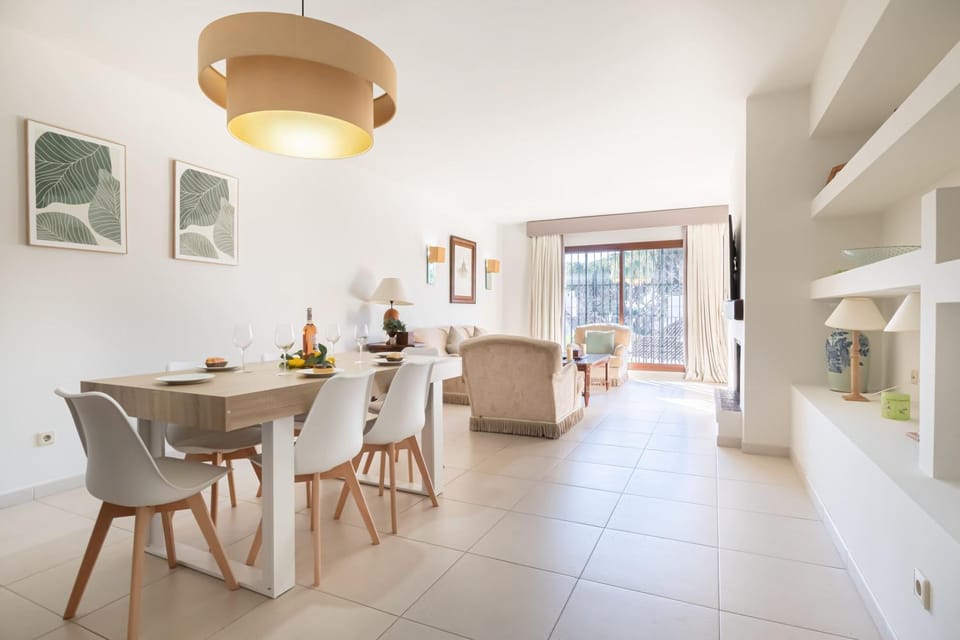 TV and multimedia, Living room, Seating area, Dining area, air conditioner