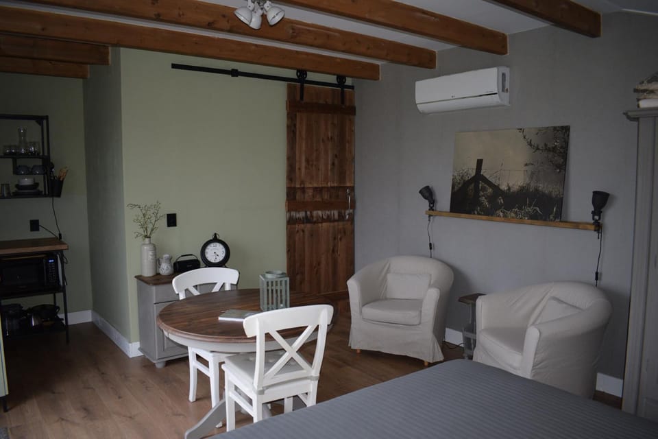 Seating area, Dining area, air conditioner