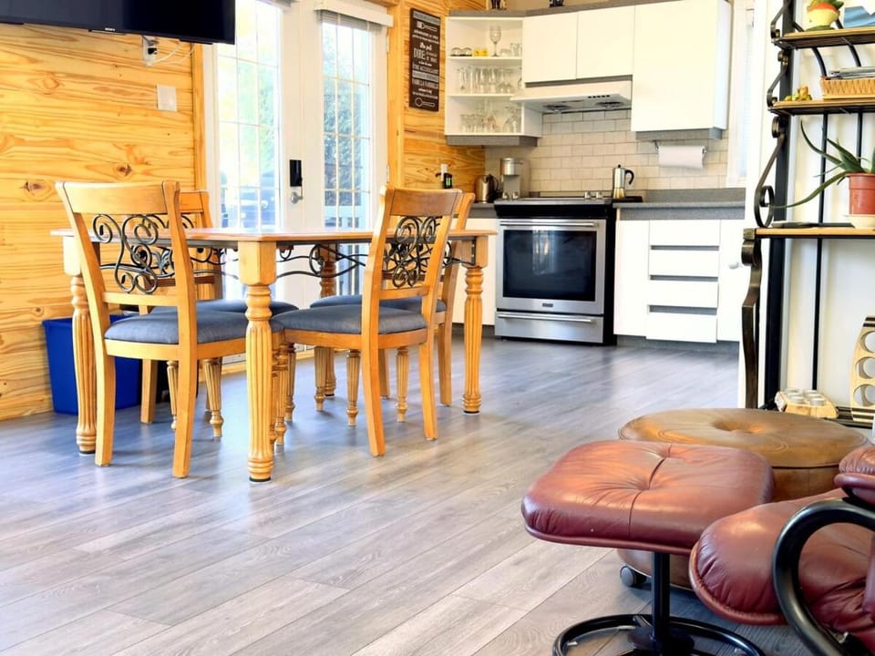 Kitchen or kitchenette, Dining area, dishwasher, oven, stove