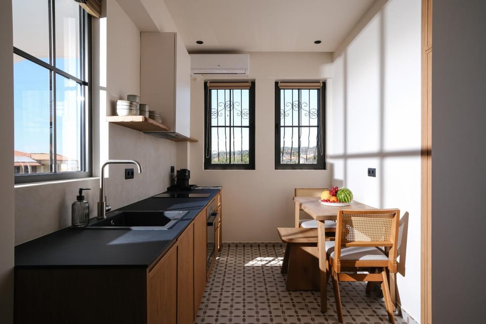 Kitchen or kitchenette, Dining area, stove
