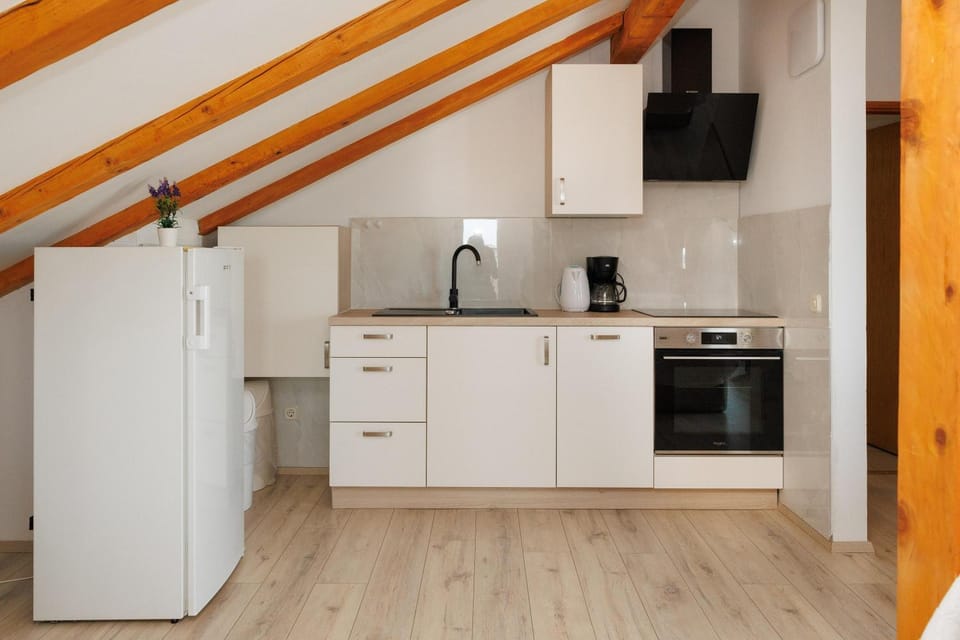 Coffee/tea facilities, Kitchen or kitchenette, dishwasher, oven, stove