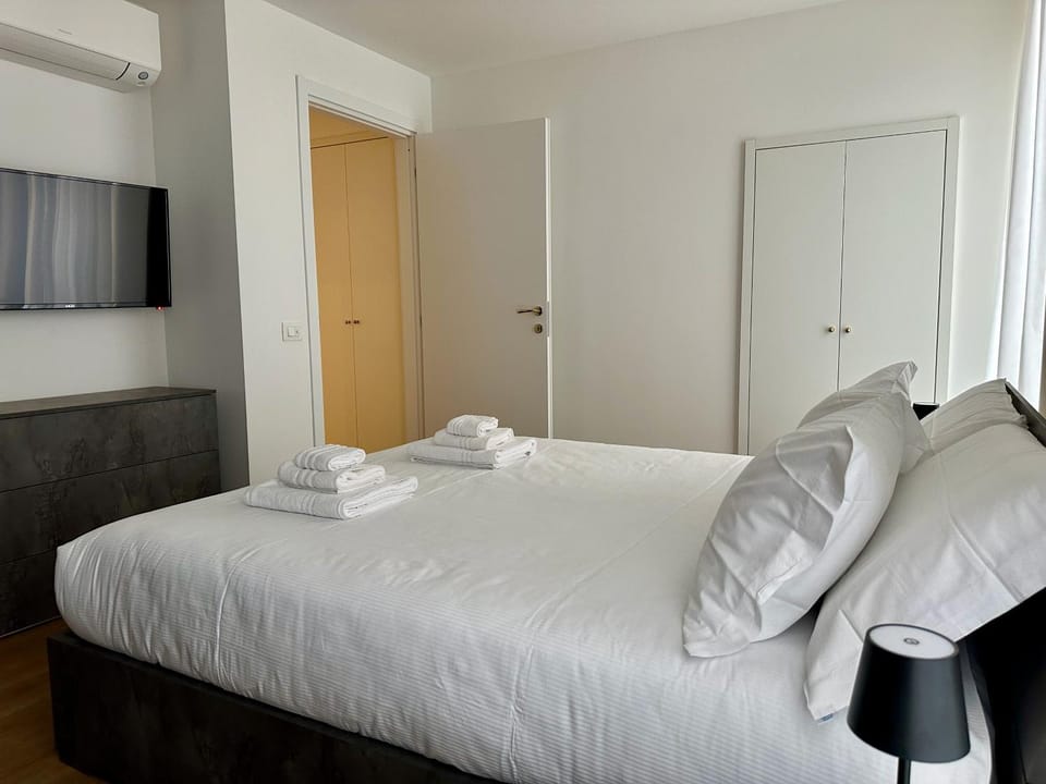 Bed, TV and multimedia, Photo of the whole room, Bedroom, towels