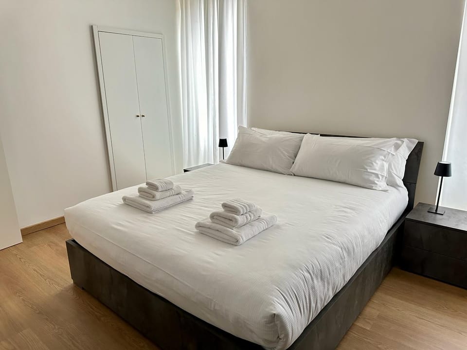 Bed, Bedroom, towels