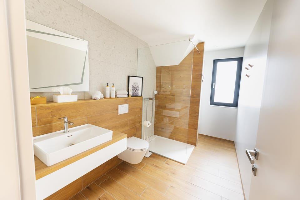 Shower, Toilet, Bathroom, towels