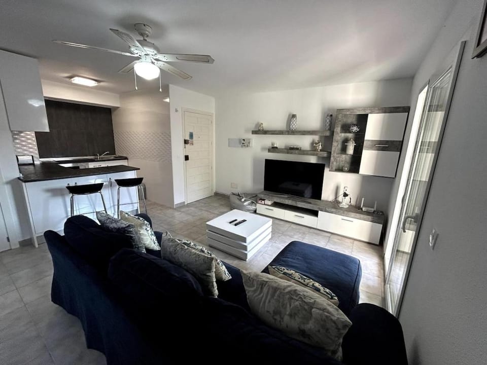 TV and multimedia, Kitchen or kitchenette, Living room, Seating area, Dining area, stove