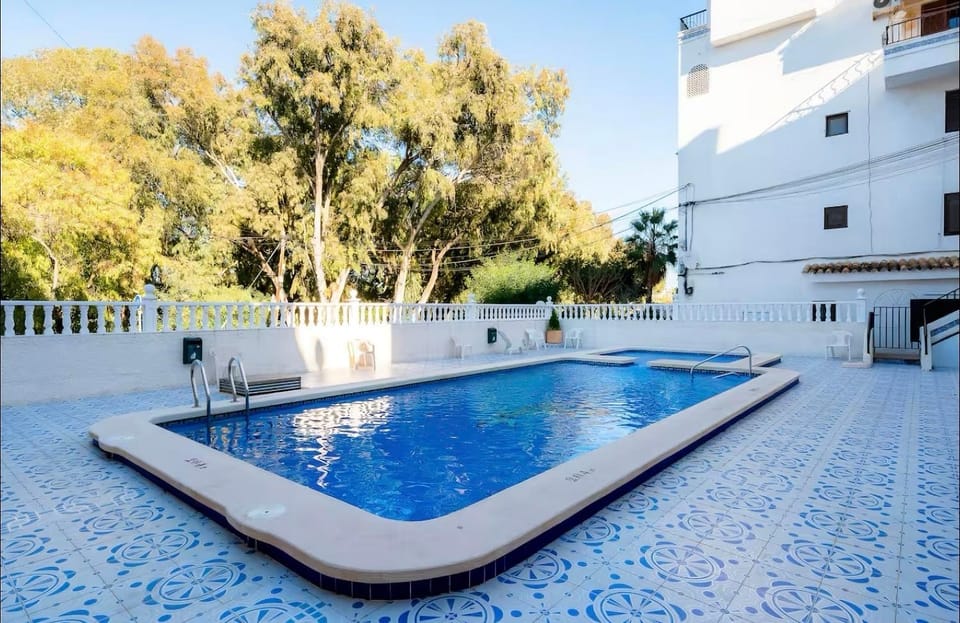 Day, Swimming pool