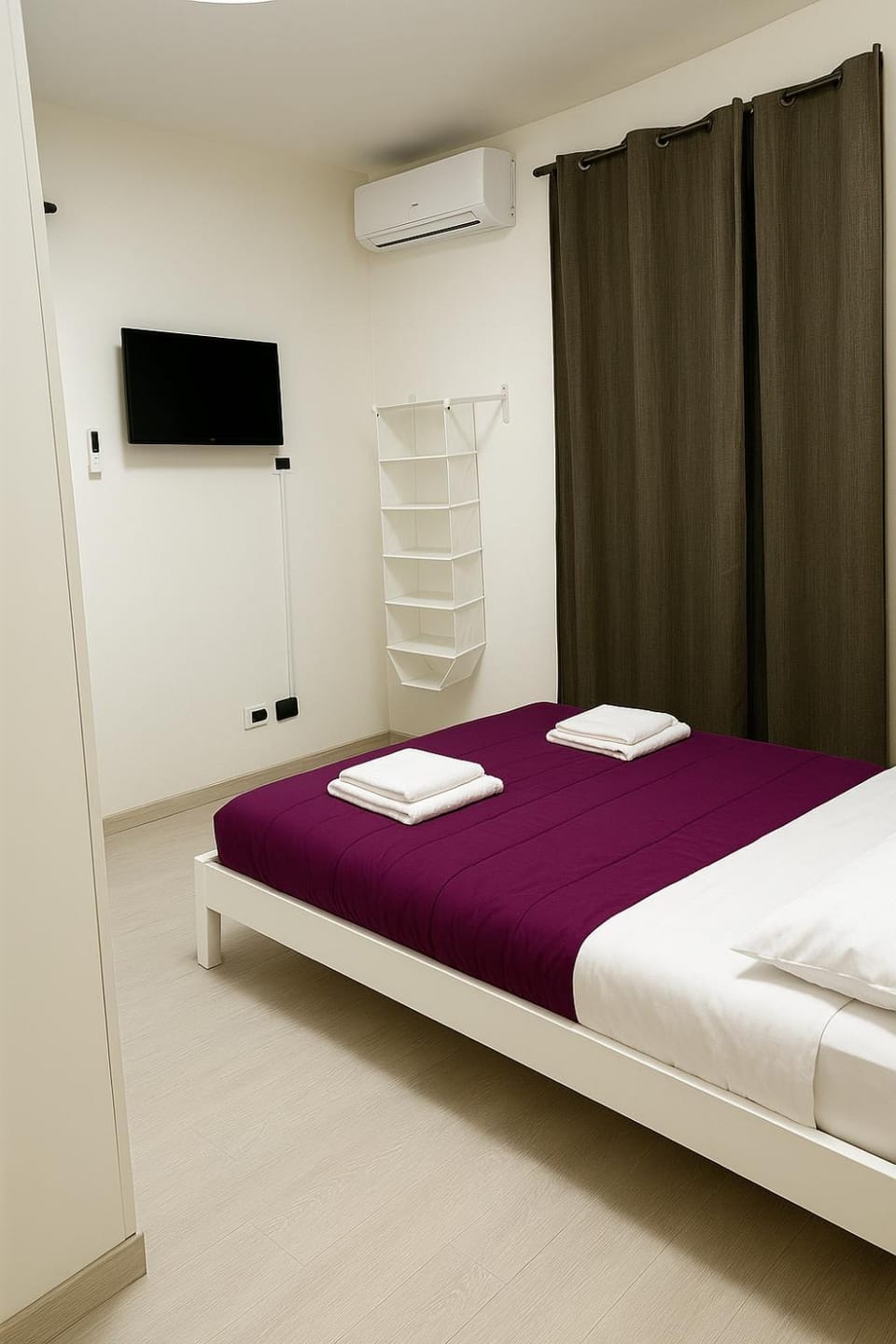 Bed, TV and multimedia, Photo of the whole room, Bedroom, air conditioner