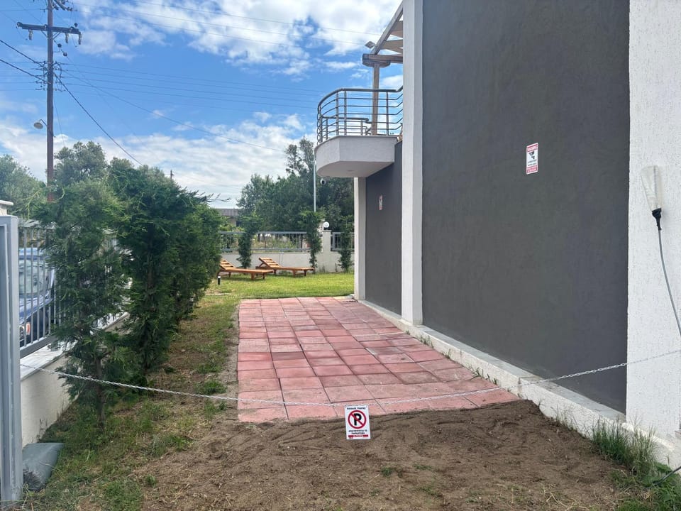 Property building, Garden, Garden view, Parking