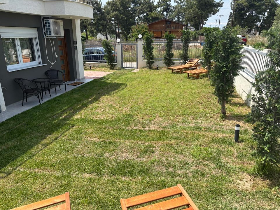 Property building, Day, Natural landscape, Garden, Evening entertainment, Garden view, Parking, sunbed
