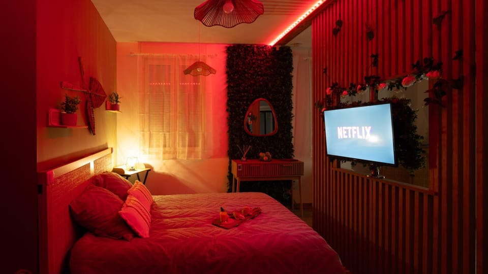 Communal lounge/ TV room, Bed, TV and multimedia, Photo of the whole room, Evening entertainment, Bedroom