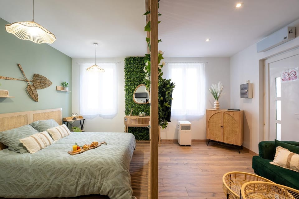 Bed, TV and multimedia, Living room, Photo of the whole room, Seating area, Bedroom