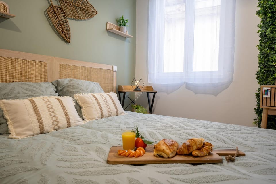 Bed, Food and drinks, Photo of the whole room, Bedroom, Food, Breakfast, Continental breakfast, Drinks