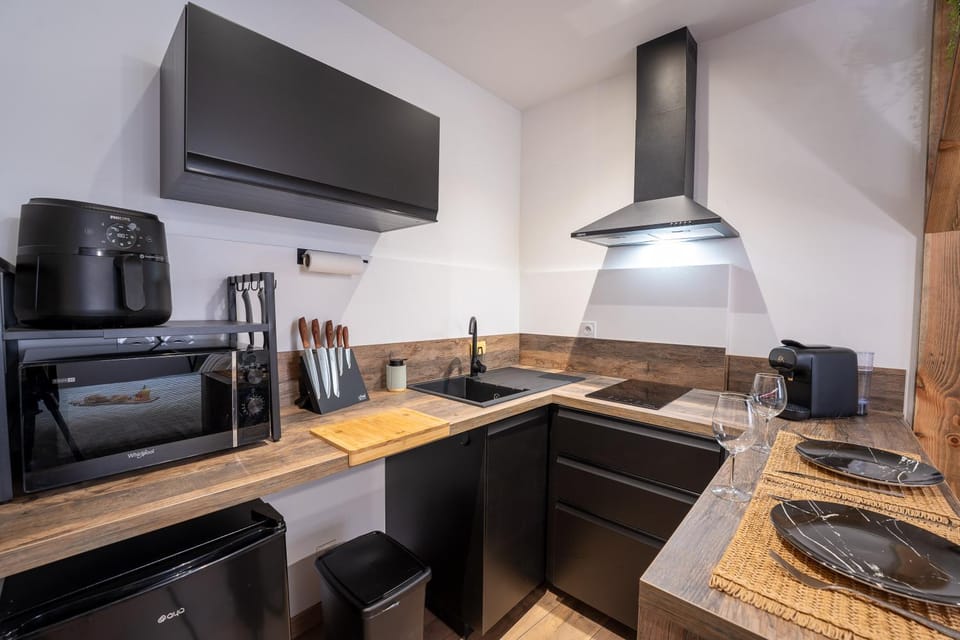 Kitchen or kitchenette, Dining area, minibar, oven, stove, toaster