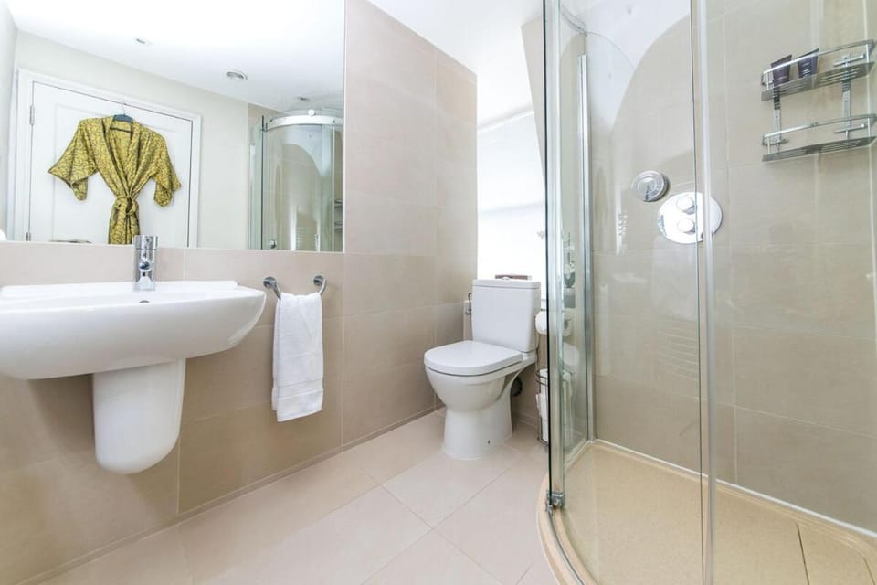 Shower, Toilet, Bathroom, towels