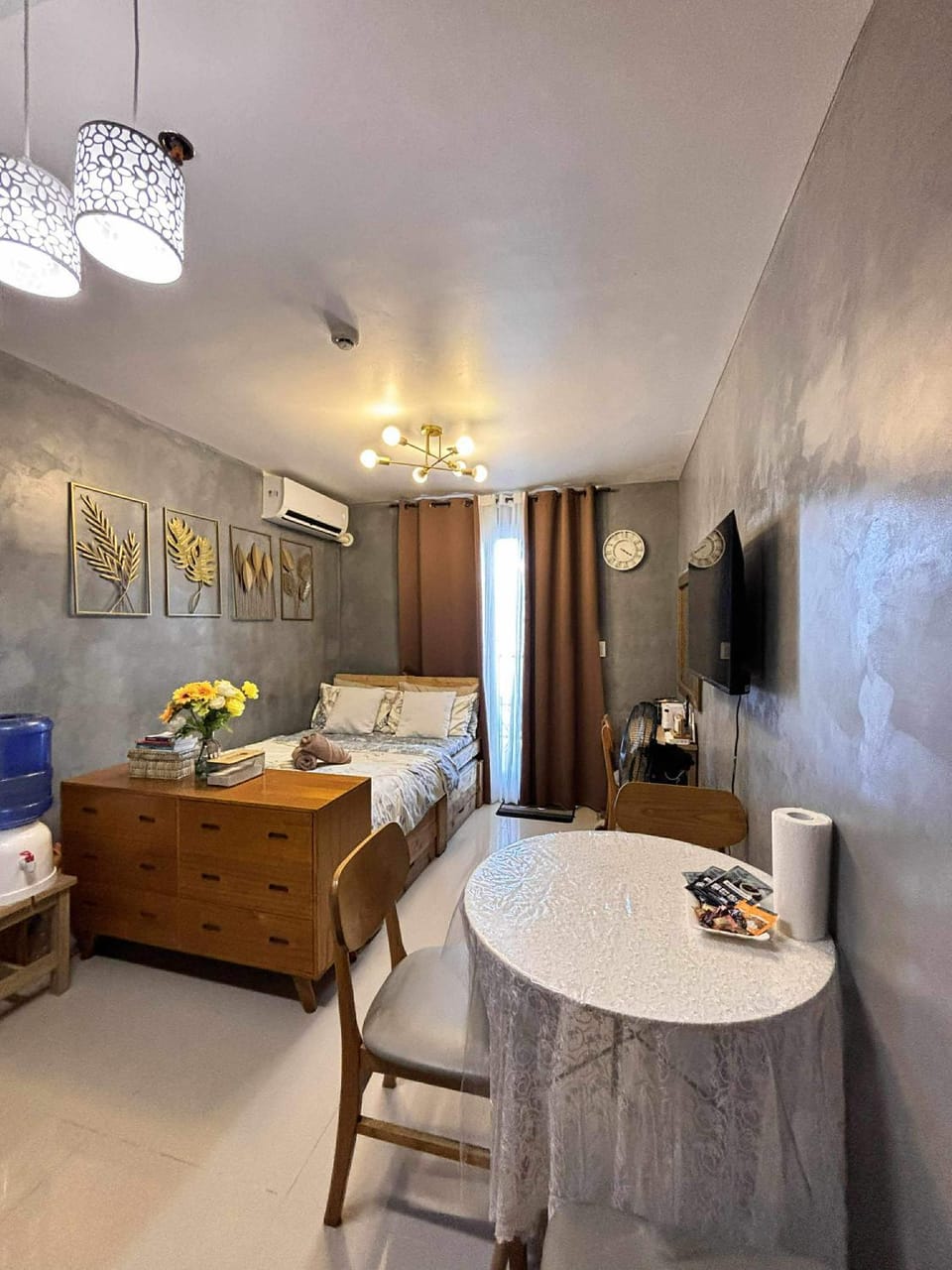 Photo of the whole room, Bedroom