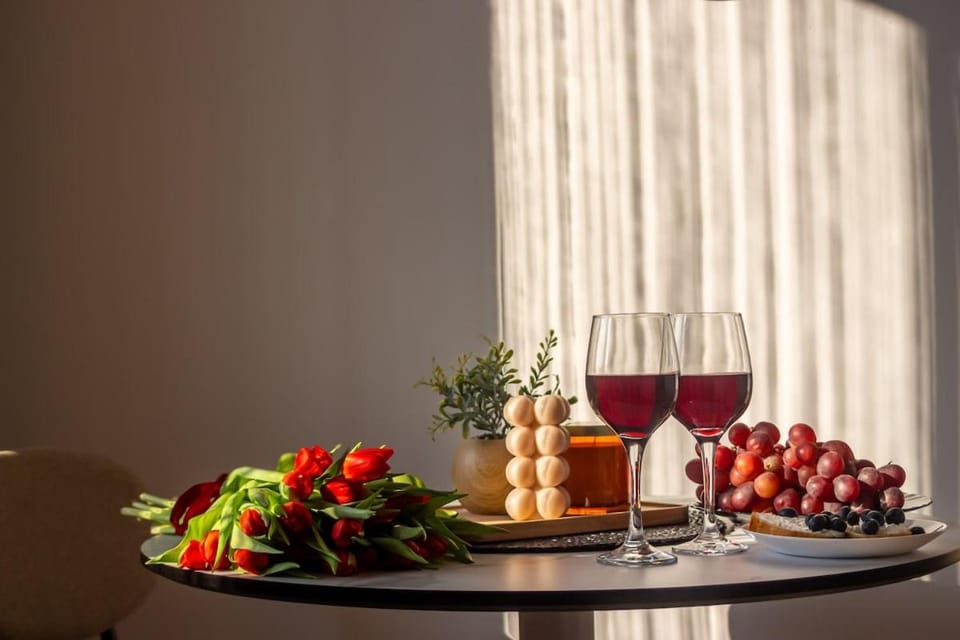 Sunlit Urban Nest - M&M Condos Apartment in Bucharest