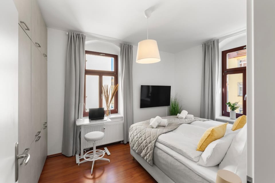 Bed, TV and multimedia, Bedroom