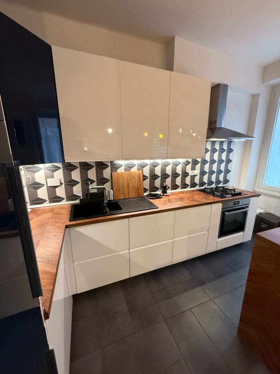 Coffee/tea facilities, Kitchen or kitchenette, stove