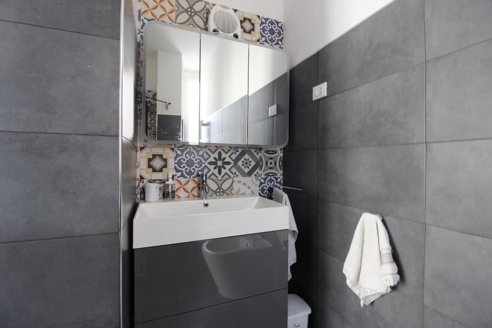 Shower, Bathroom, towels