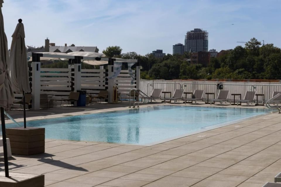 Chic Holiday Loft 10 Min to NYC with City View, Pool & Gym, Sleeps 6 Apartment in Jersey City