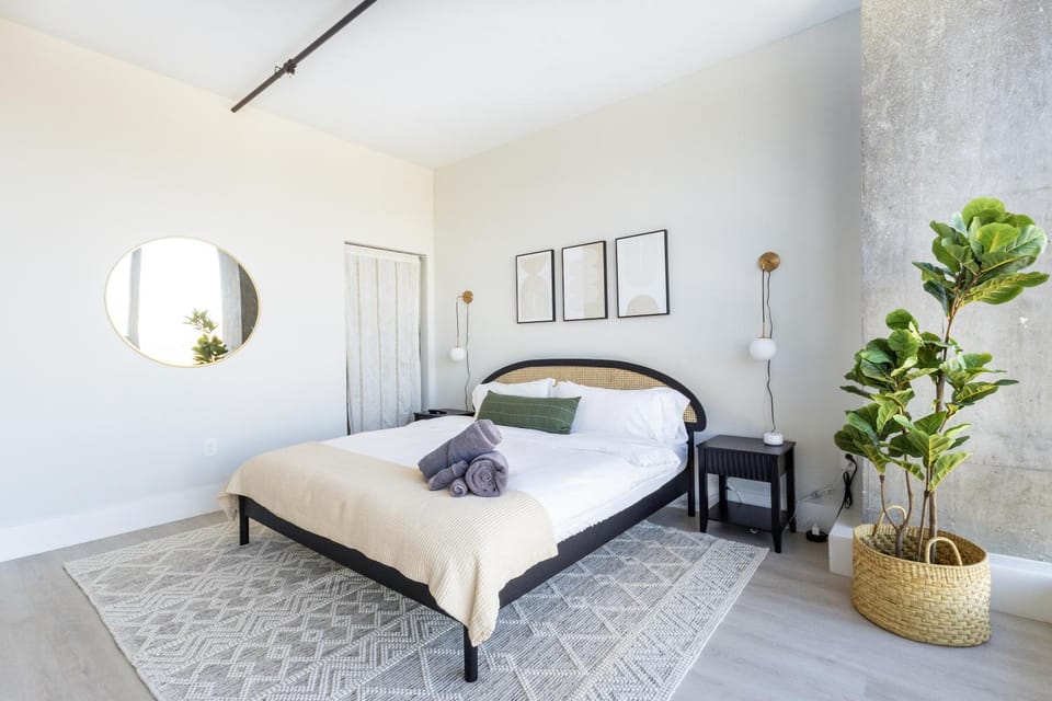 Bed, Photo of the whole room, Bedroom, towels
