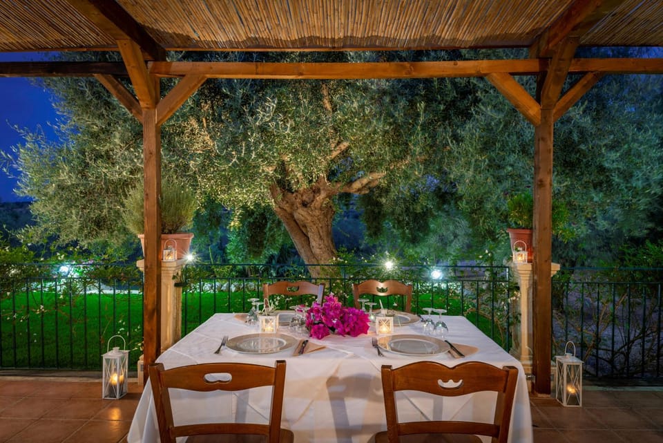 Restaurant/places to eat, Balcony/Terrace