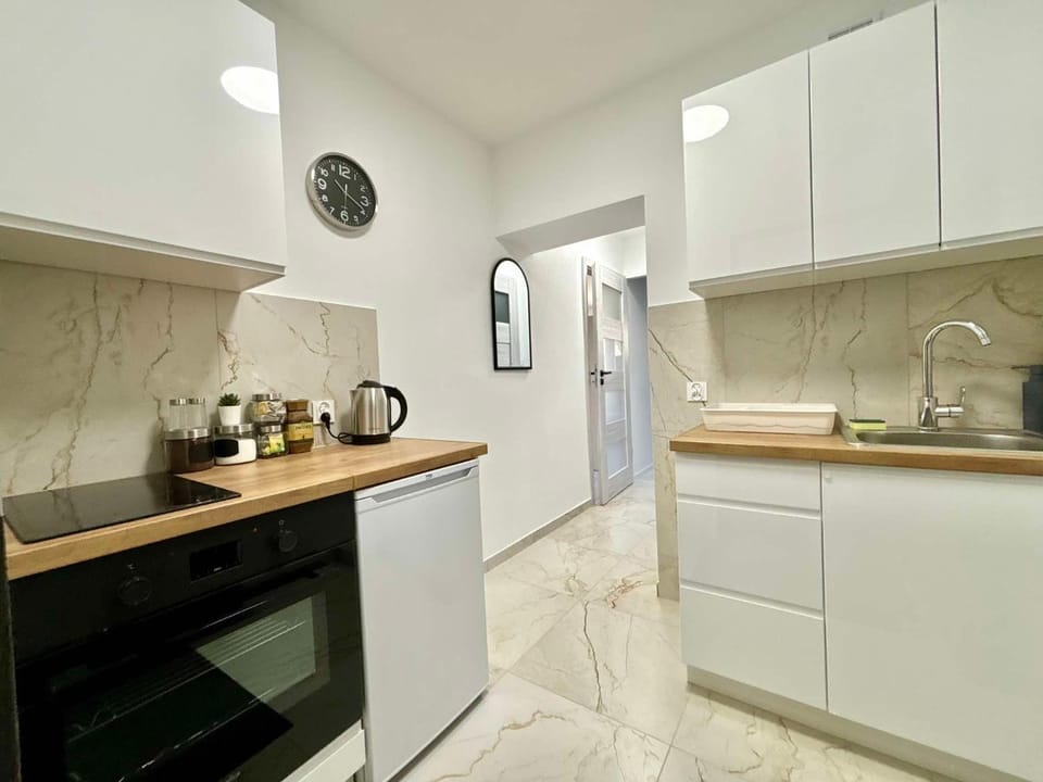 Coffee/tea facilities, Kitchen or kitchenette, stove