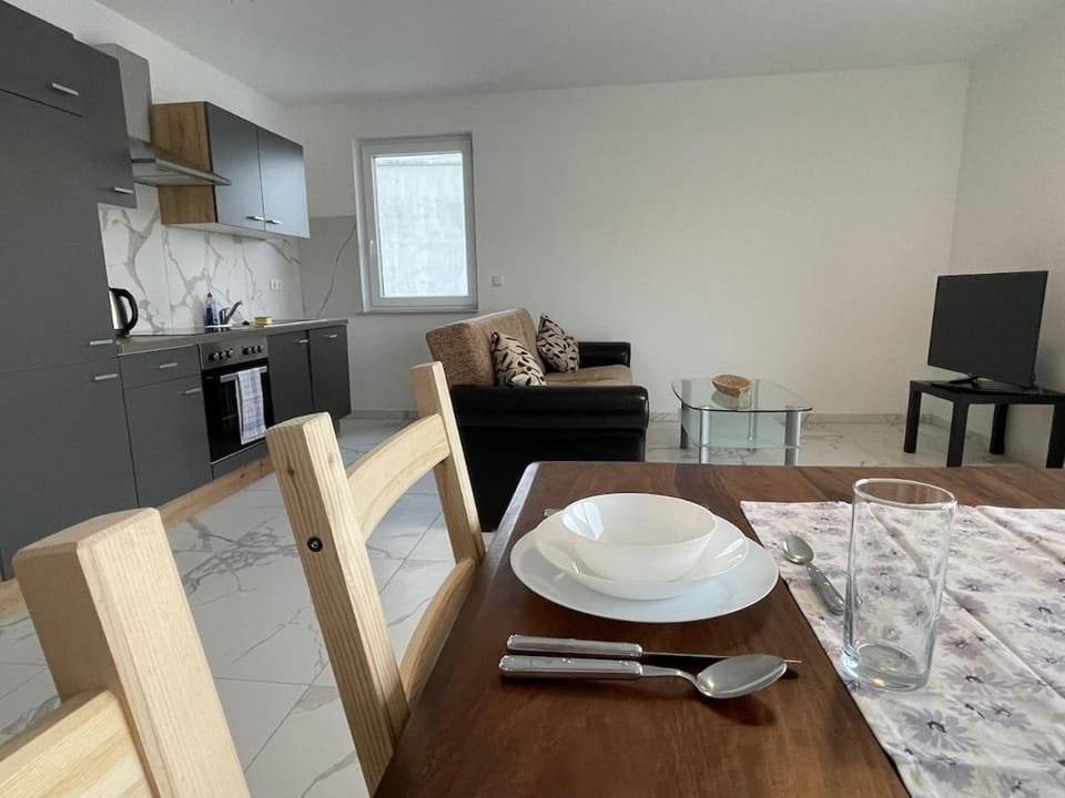 TV and multimedia, Kitchen or kitchenette, Living room, Seating area, Dining area