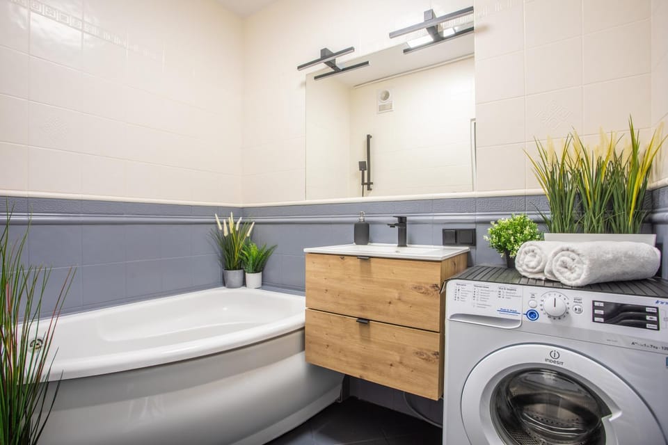 Bathroom, Bath, towels, washing machine, dryer