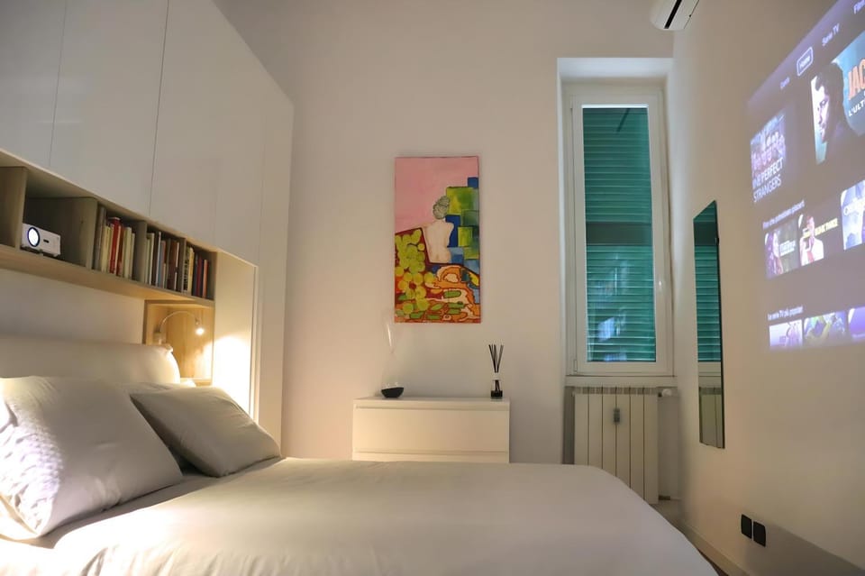 Bed, TV and multimedia, Bedroom