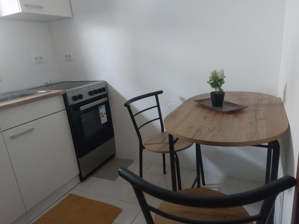 Kitchen or kitchenette, oven, stove