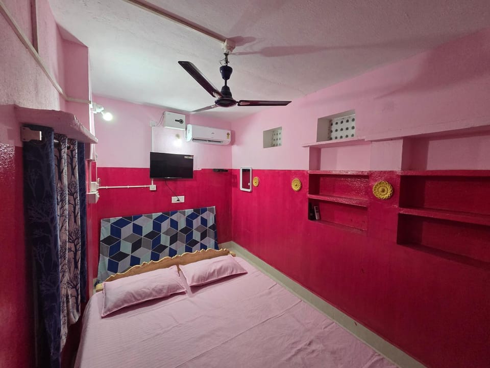 Photo of the whole room, Bedroom