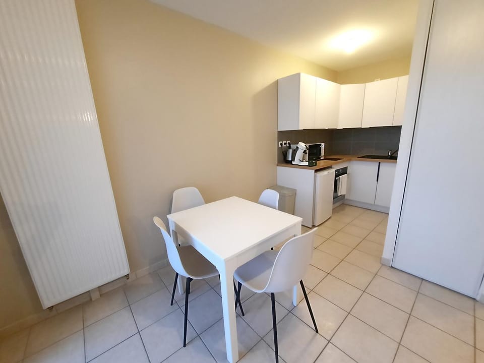 Kitchen or kitchenette, Dining area