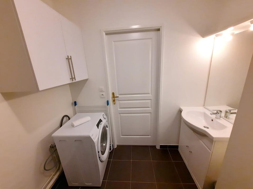 Bathroom, washing machine