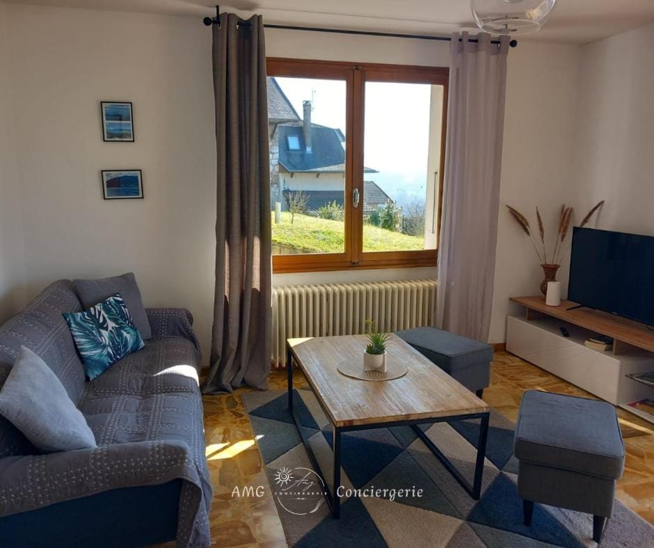 TV and multimedia, Seating area, Garden view, Lake view, Mountain view