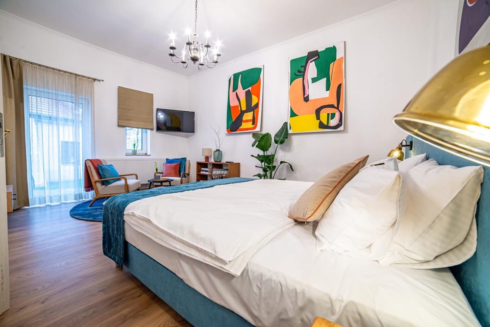 Bed, TV and multimedia, Photo of the whole room, Seating area, Bedroom