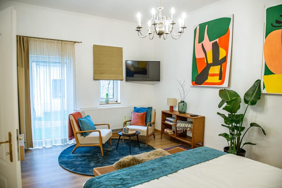 TV and multimedia, Photo of the whole room, Seating area, Bedroom