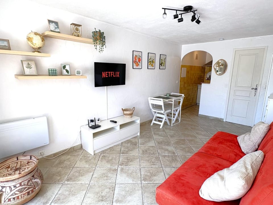 Living room, Seating area, Bedroom