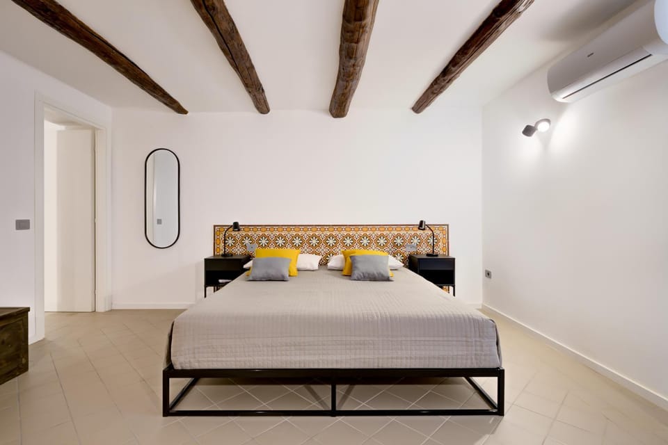 Bed, Photo of the whole room, Bedroom, air conditioner