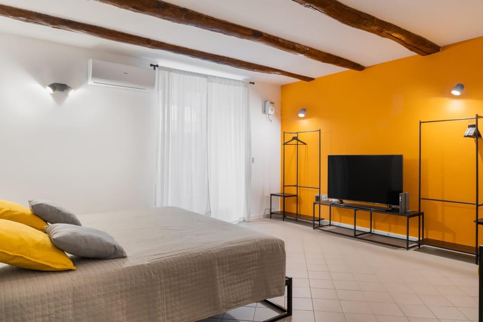 Bed, TV and multimedia, Photo of the whole room, Bedroom