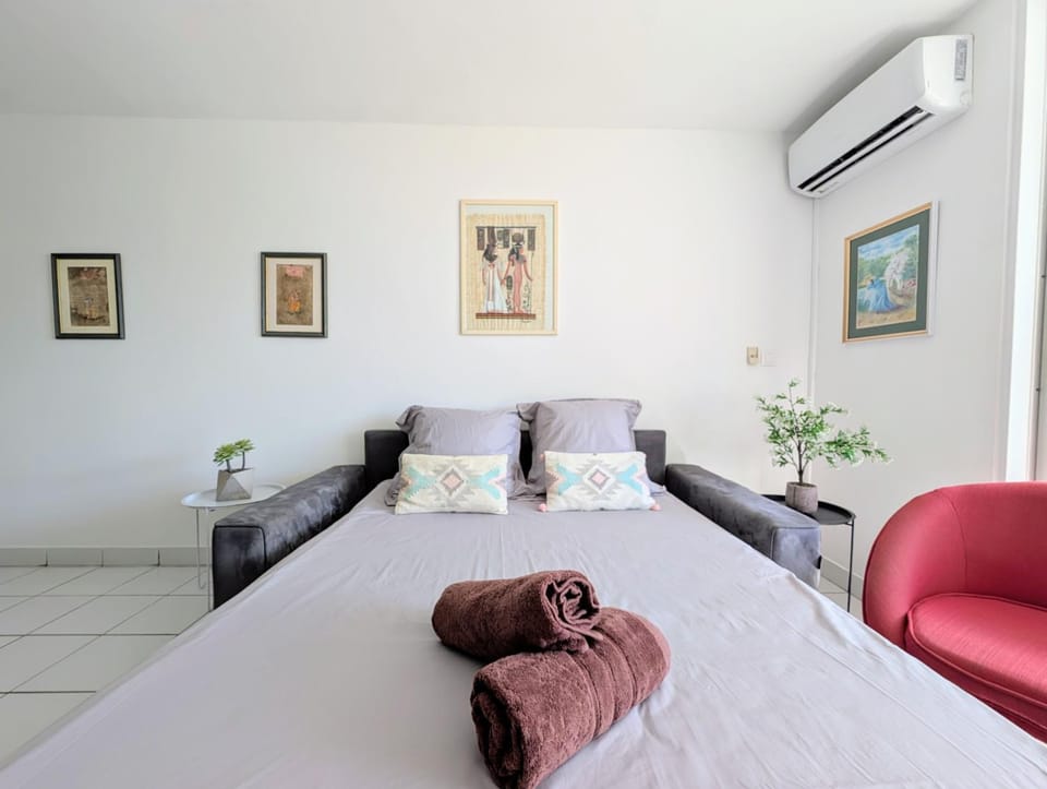 Bed, Living room