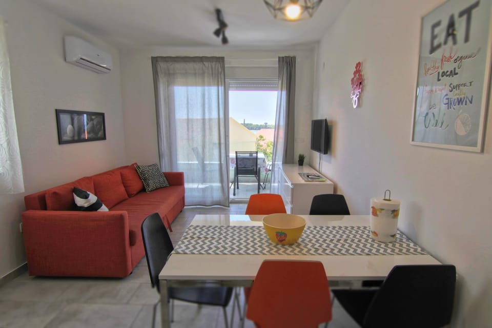 Communal lounge/ TV room, TV and multimedia, Living room, Seating area, air conditioner