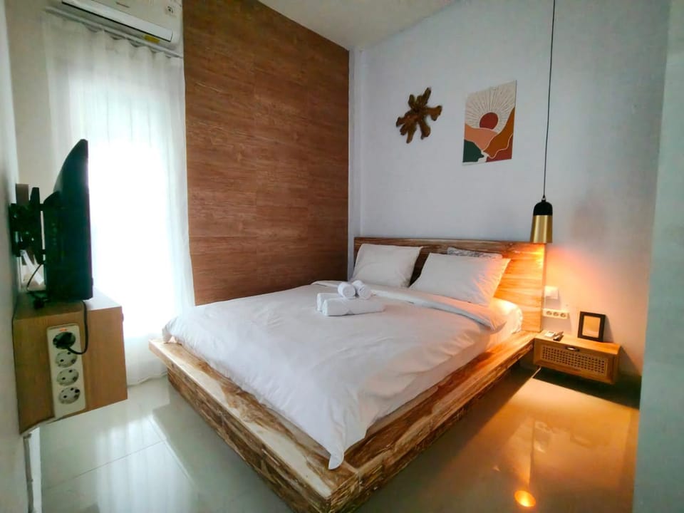 Bed, TV and multimedia, Bedroom