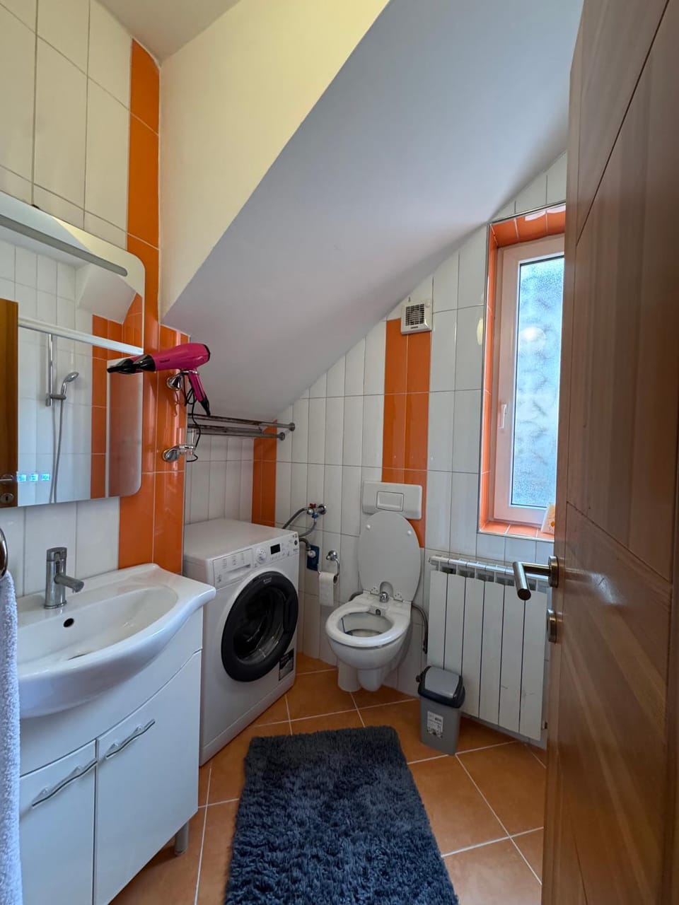 Toilet, Bathroom, Bath, towels, washing machine