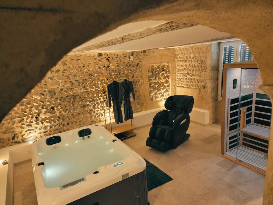 Hot Tub, Massage, Sauna, Spa and wellness centre/facilities