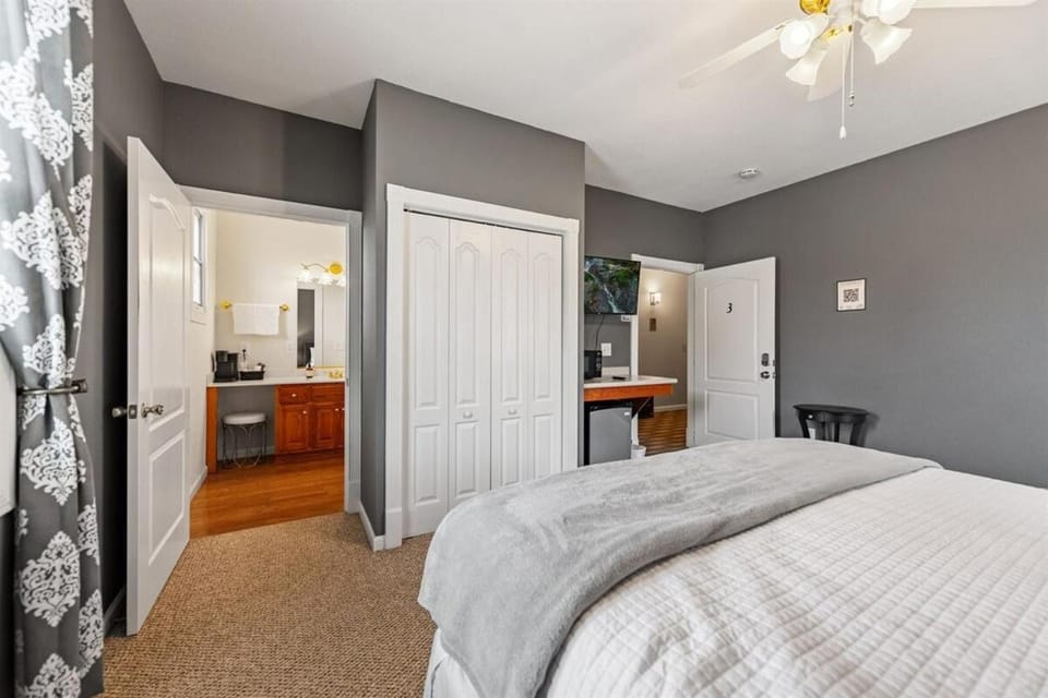 NEW King Bed, Suite, Downtown BR, Southern Charm Caboose Apartment in Blue Ridge