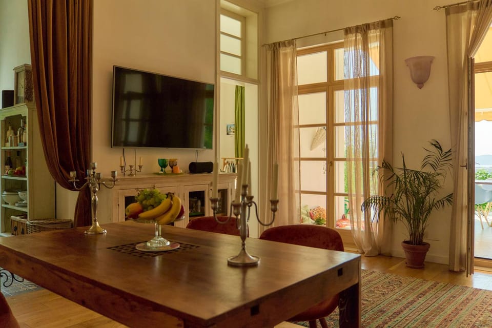 TV and multimedia, Living room, Seating area, Dining area