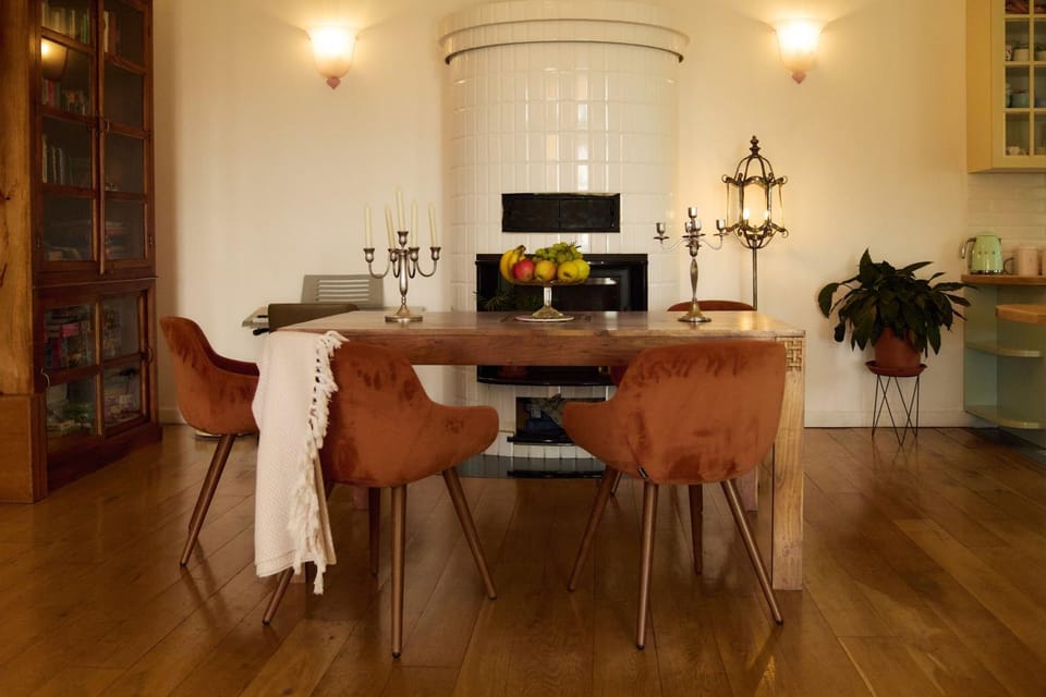 Living room, Seating area, Dining area, fireplace